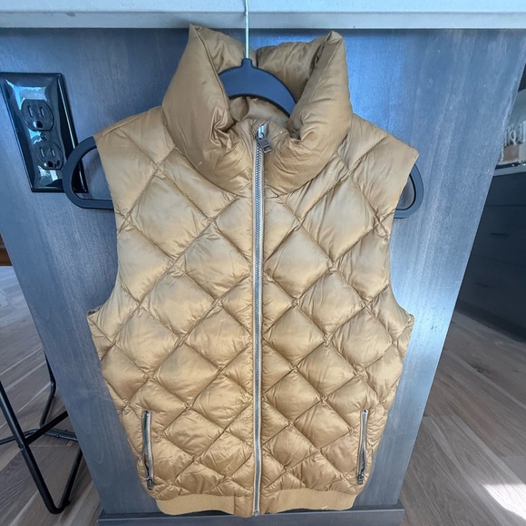 Patagonia Women's Prow Bomber Vest - Picture 1 of 3